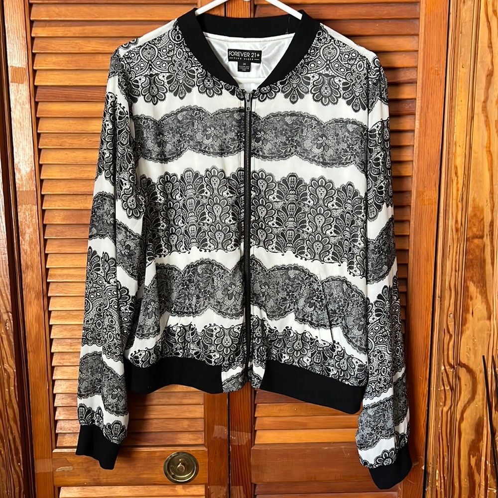 Forever 21 plus size light weight jacket/cover up. Condition: Like new